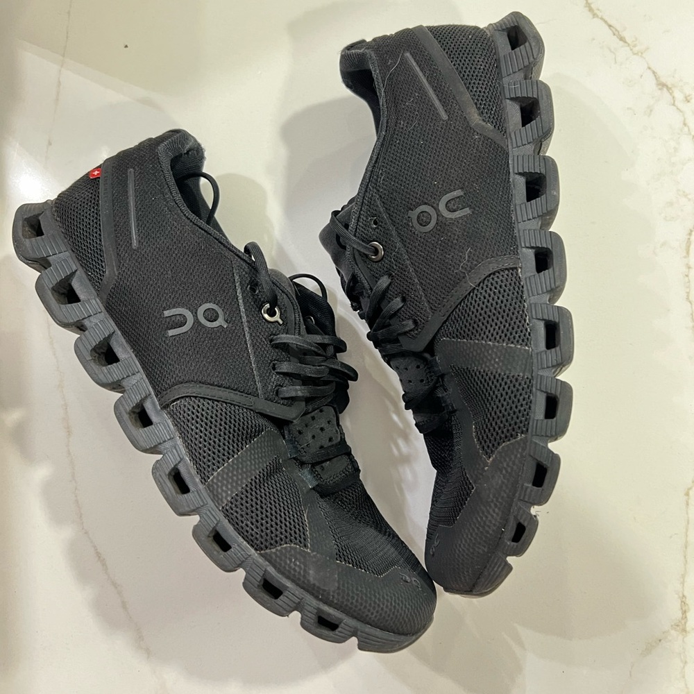 On Running Triple black shoes